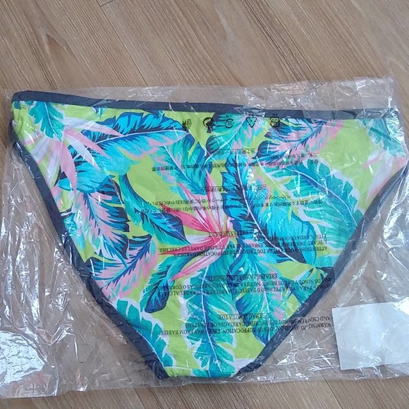 Tommy Bahama Active Palms Paradise Reversible Hipster Bikini Bottom in Limeade - Picture 3 of 5